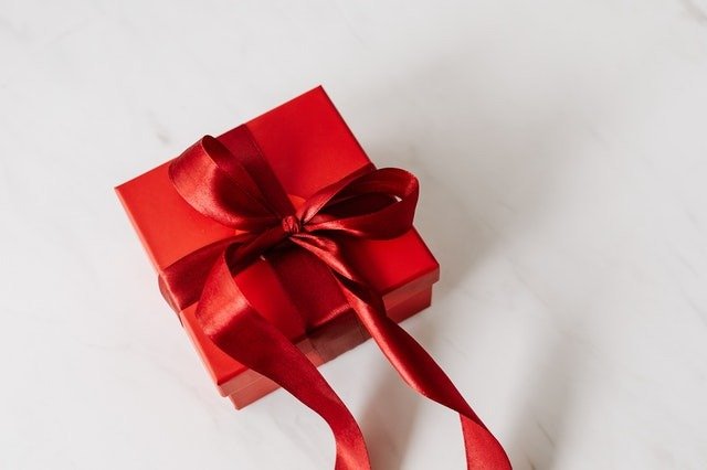 6 Perfect Gifts for Someone You Just Started Dating