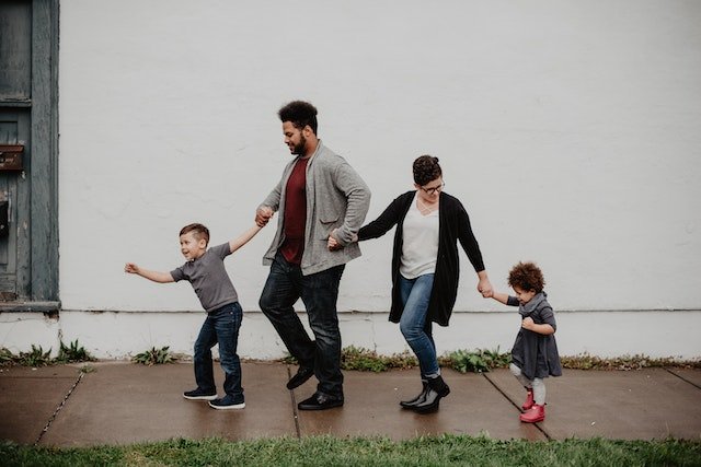 healthy lifestyle habits - Spend Time With Friends And Family